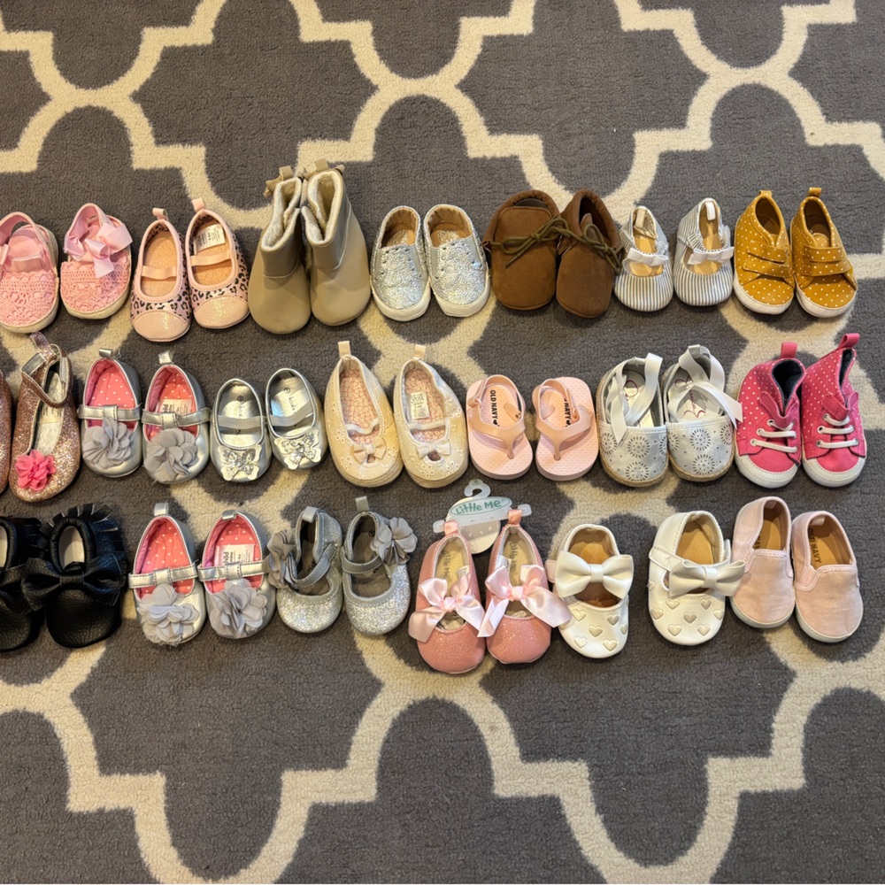 Lot of 20 Baby Girl Crib Shoes Mostly Size 1 (0-3 months) & Size 2 (3-6 months)